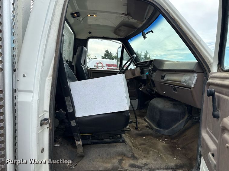 image for item HI9262 1996 Ford F800 utility / service truck