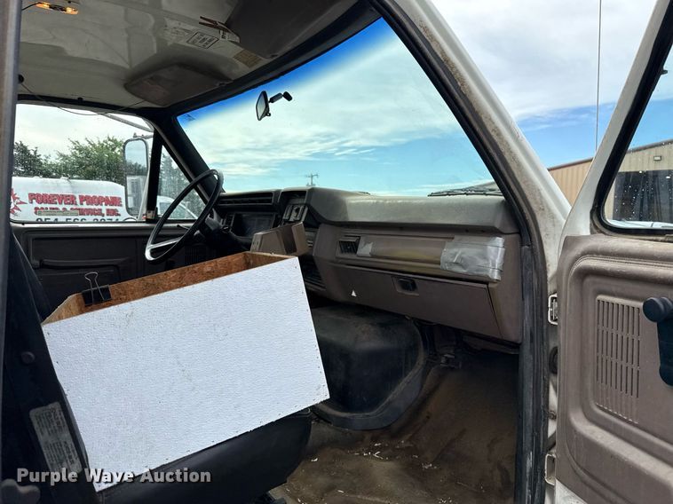 image for item HI9262 1996 Ford F800 utility / service truck