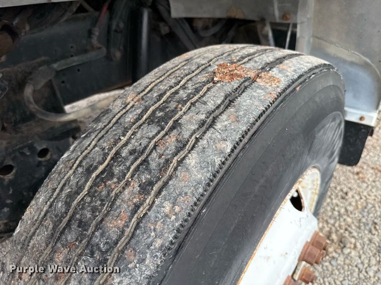 image for item HI9262 1996 Ford F800 utility / service truck