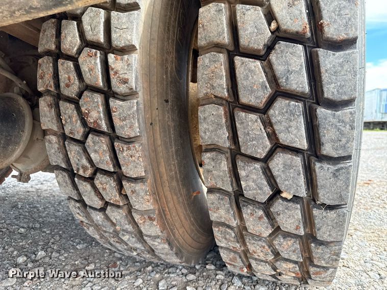 image for item HI9262 1996 Ford F800 utility / service truck