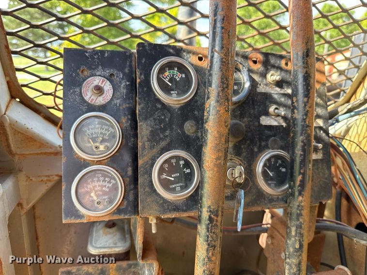 image for item HI9298 Bombar 681- 0249 track carrier with drilling rig