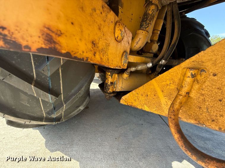 image for item HI9335 2001 Vermeer V1550 trencher