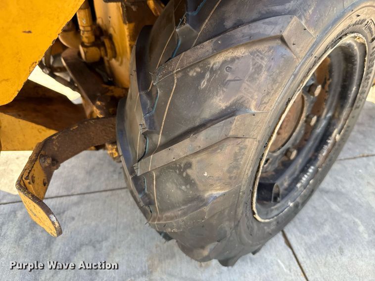 image for item HI9335 2001 Vermeer V1550 trencher