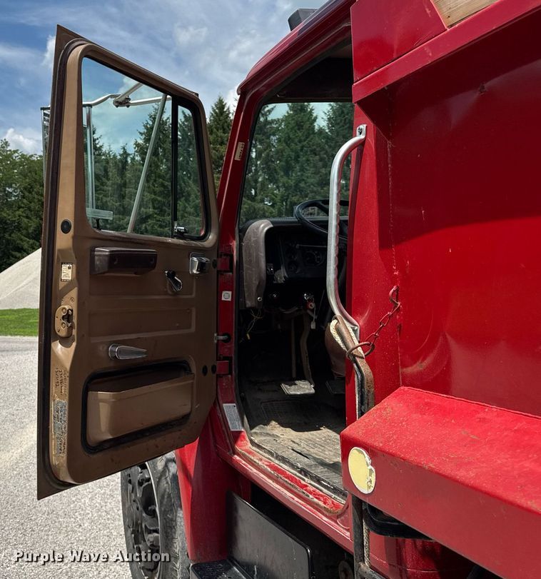 image for item DI9256 1982 International 1954 dump truck