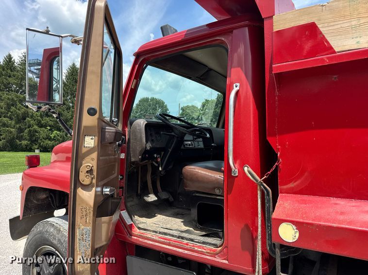 image for item DI9256 1982 International 1954 dump truck