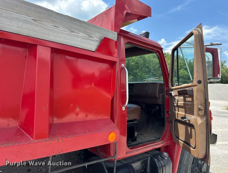 image for item DI9256 1982 International 1954 dump truck