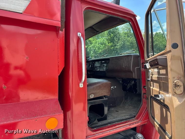 image for item DI9256 1982 International 1954 dump truck