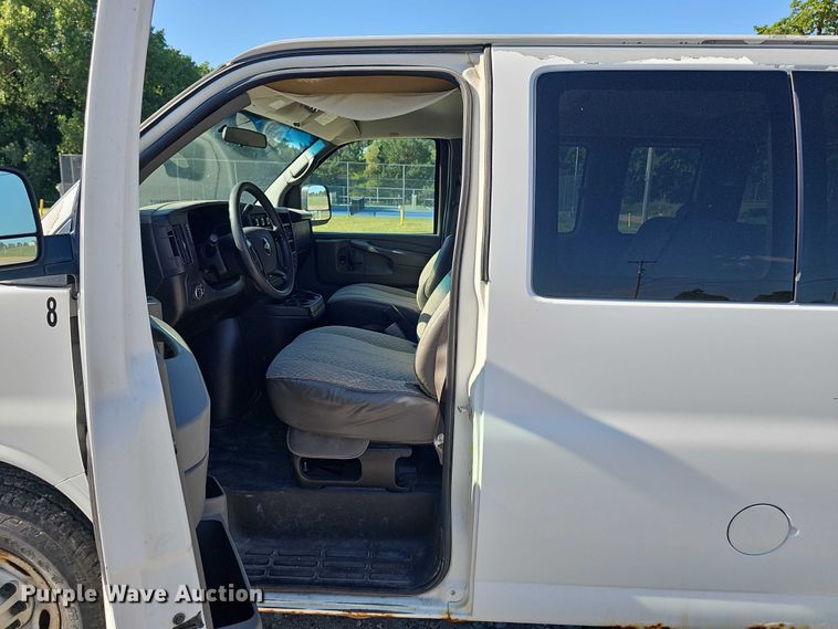 image for item DR3855 2008 Chevrolet Express 3500 van