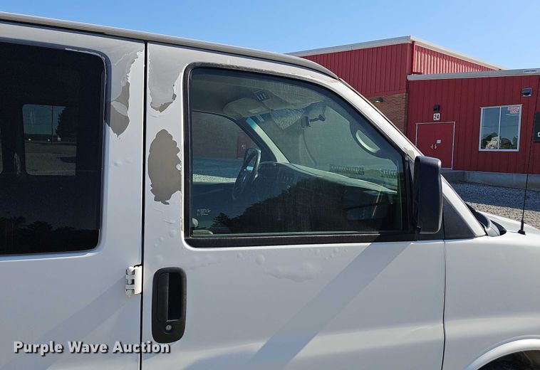 image for item DR3856 2010 Chevrolet Express 2500 van