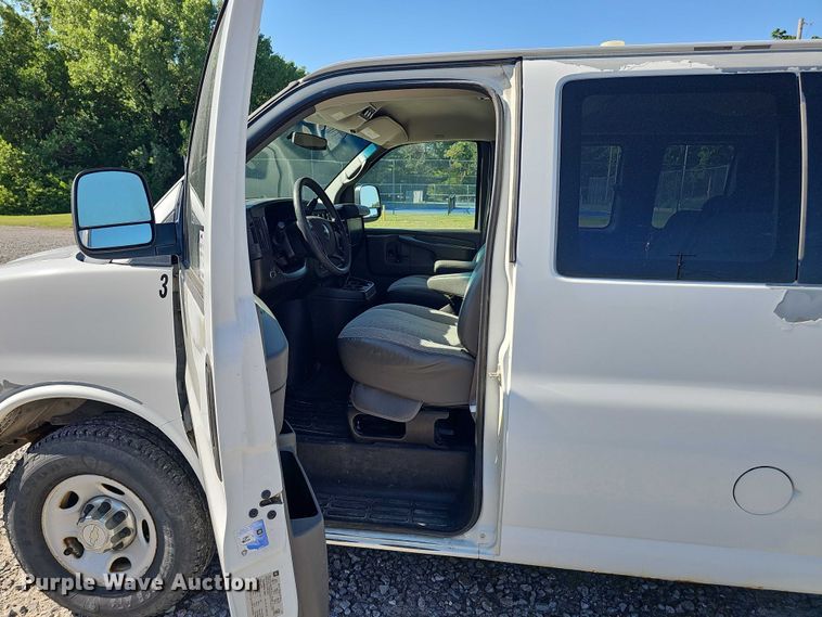 image for item DR3856 2010 Chevrolet Express 2500 van