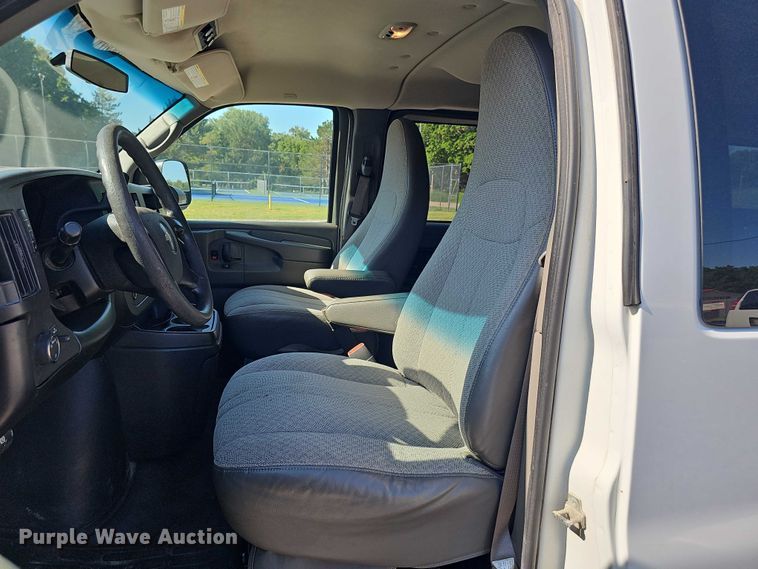 image for item DR3856 2010 Chevrolet Express 2500 van