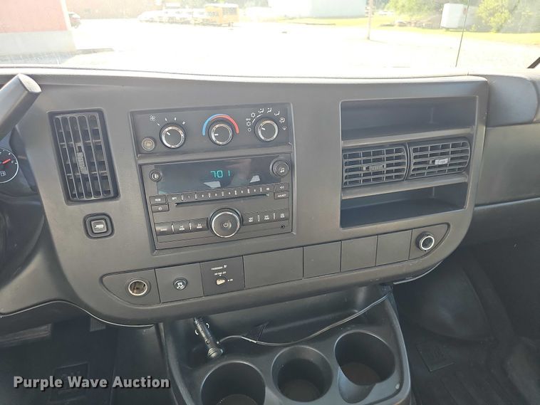 image for item DR3856 2010 Chevrolet Express 2500 van