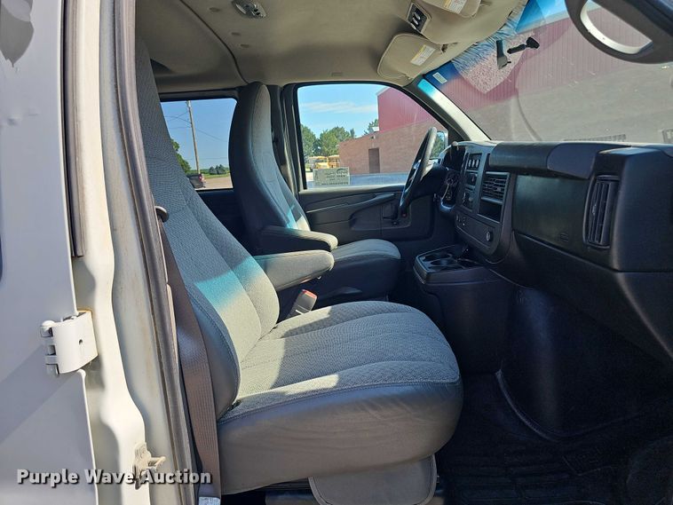 image for item DR3856 2010 Chevrolet Express 2500 van