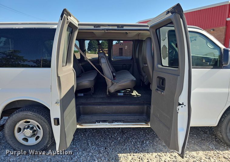 image for item DR3856 2010 Chevrolet Express 2500 van