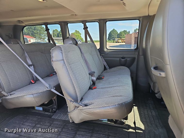 image for item DR3856 2010 Chevrolet Express 2500 van