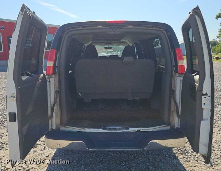 image for item DR3856 2010 Chevrolet Express 2500 van