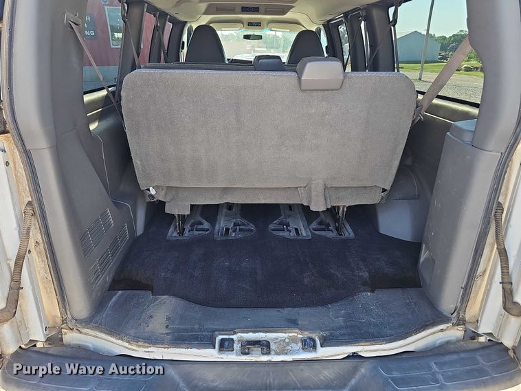 image for item DR3856 2010 Chevrolet Express 2500 van