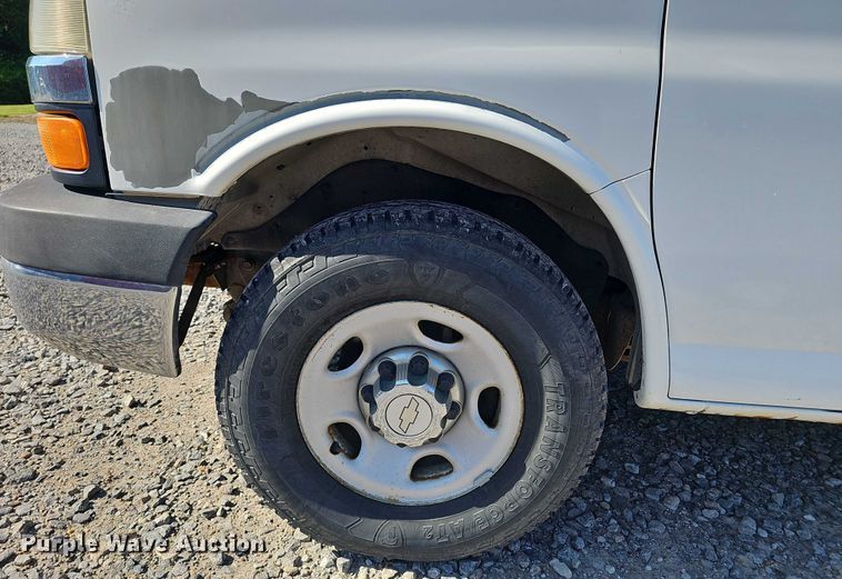 image for item DR3856 2010 Chevrolet Express 2500 van