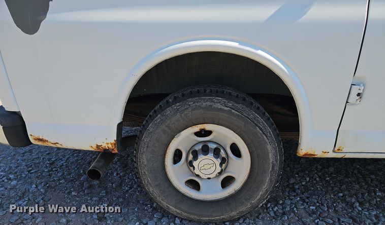 image for item DR3856 2010 Chevrolet Express 2500 van