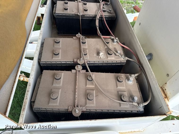 image for item DS3798 2001 American Signal Co arrow board trailer