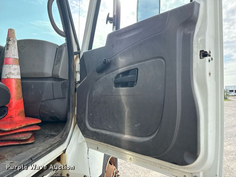 image for item DS3799 2008 International 7400 dump truck