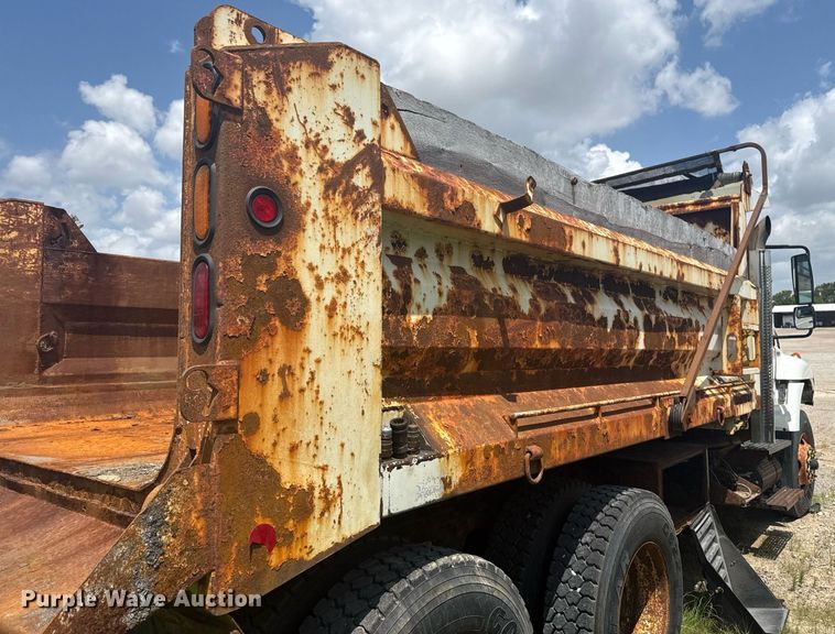 image for item DS3805 2009 International 7400 dump truck