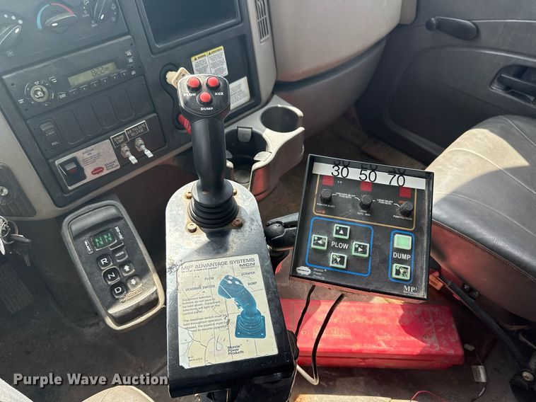 image for item DS3807 2009 International 7400 dump truck