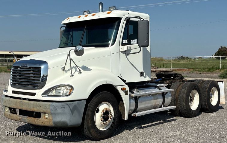image for item DT6676 2004 Freightliner CL120 semi truck