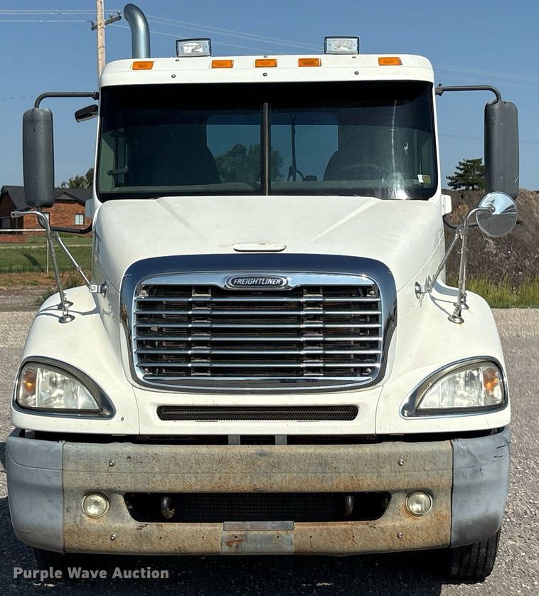 image for item DT6676 2004 Freightliner CL120 semi truck