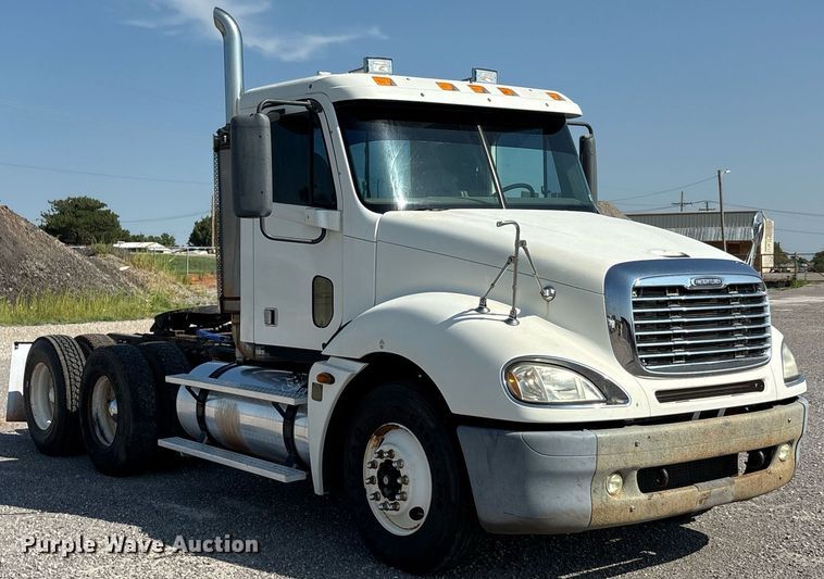 image for item DT6676 2004 Freightliner CL120 semi truck