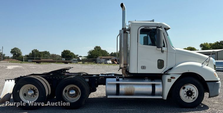 image for item DT6676 2004 Freightliner CL120 semi truck