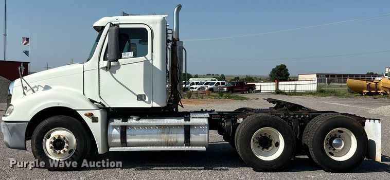 image for item DT6676 2004 Freightliner CL120 semi truck