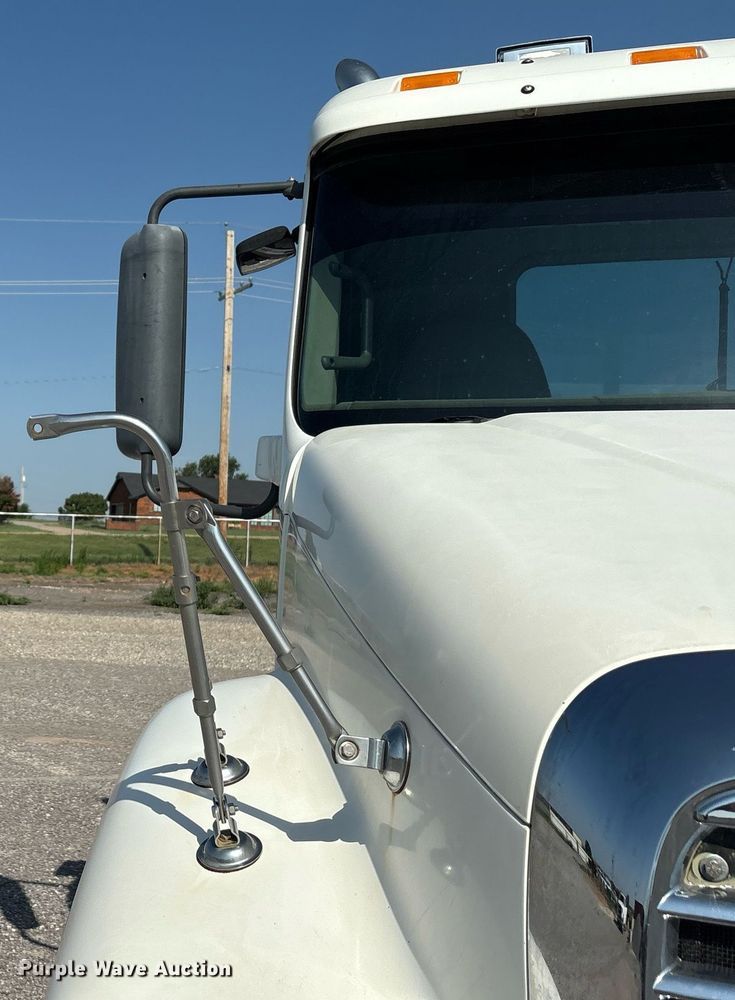 image for item DT6676 2004 Freightliner CL120 semi truck