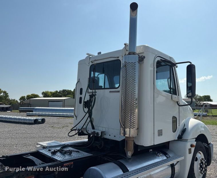 image for item DT6676 2004 Freightliner CL120 semi truck