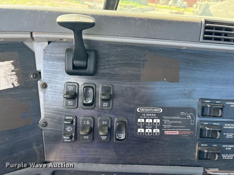 image for item DT6676 2004 Freightliner CL120 semi truck