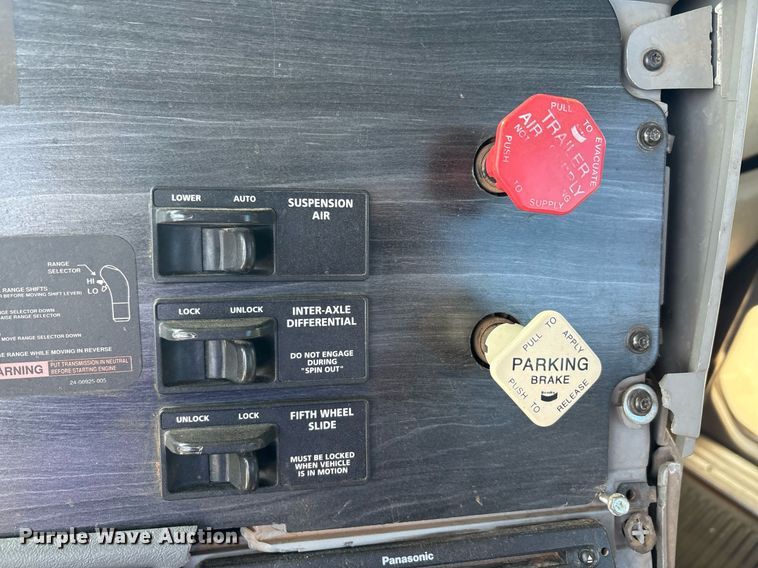 image for item DT6676 2004 Freightliner CL120 semi truck