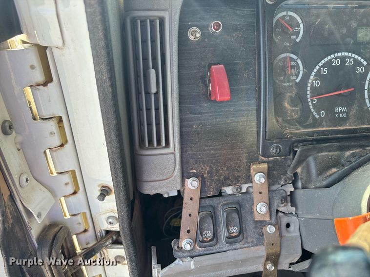 image for item DT6676 2004 Freightliner CL120 semi truck