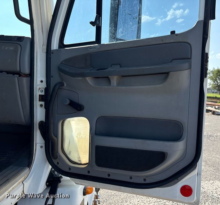 image for item DT6676 2004 Freightliner CL120 semi truck