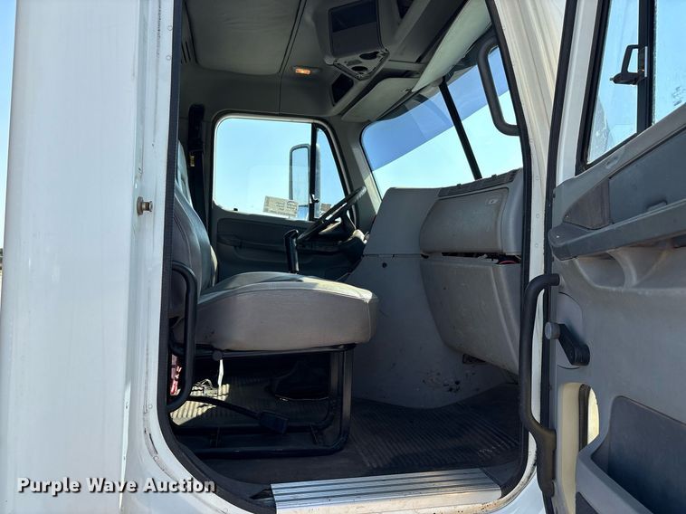 image for item DT6676 2004 Freightliner CL120 semi truck