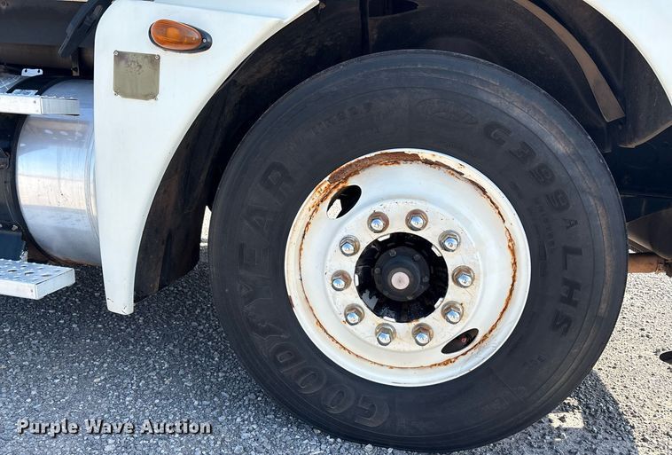 image for item DT6676 2004 Freightliner CL120 semi truck