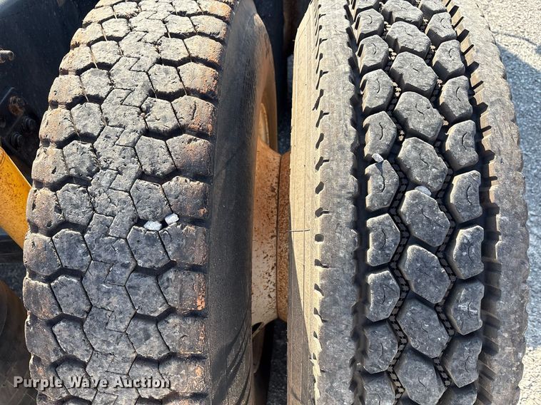 image for item DT6676 2004 Freightliner CL120 semi truck