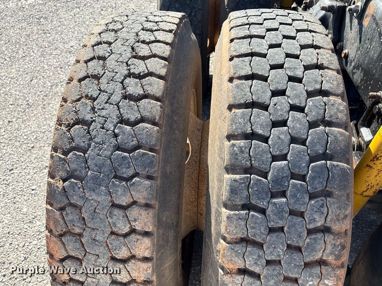 image for item DT6676 2004 Freightliner CL120 semi truck