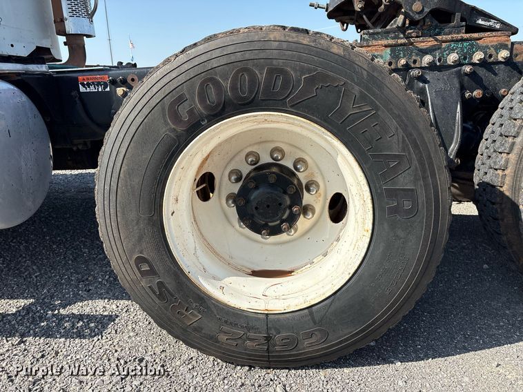 image for item DT6676 2004 Freightliner CL120 semi truck