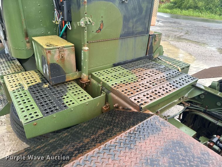 image for item DU9329 1991 Freightliner M915A2 semi truck