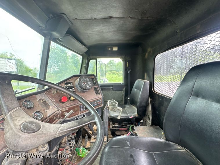 image for item DU9329 1991 Freightliner M915A2 semi truck