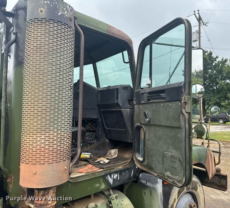 image for item DU9329 1991 Freightliner M915A2 semi truck