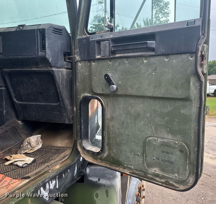 image for item DU9329 1991 Freightliner M915A2 semi truck