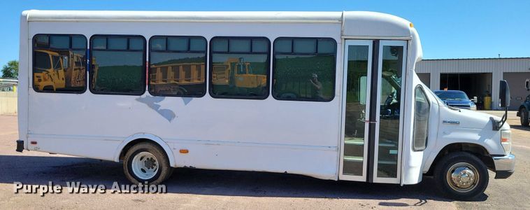 image for item DX7148 2012 Ford E450 shuttle bus