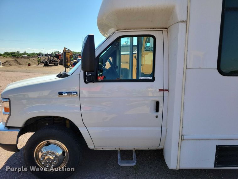 image for item DX7148 2012 Ford E450 shuttle bus