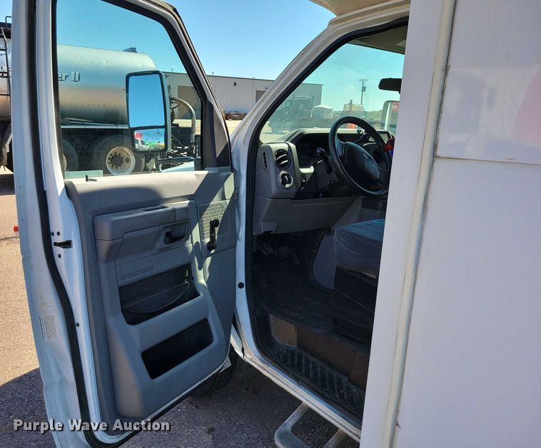 image for item DX7148 2012 Ford E450 shuttle bus